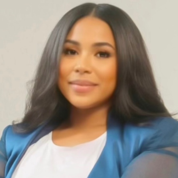 Meet your Posher, Alanna Lorèn - Picture 1 of 1